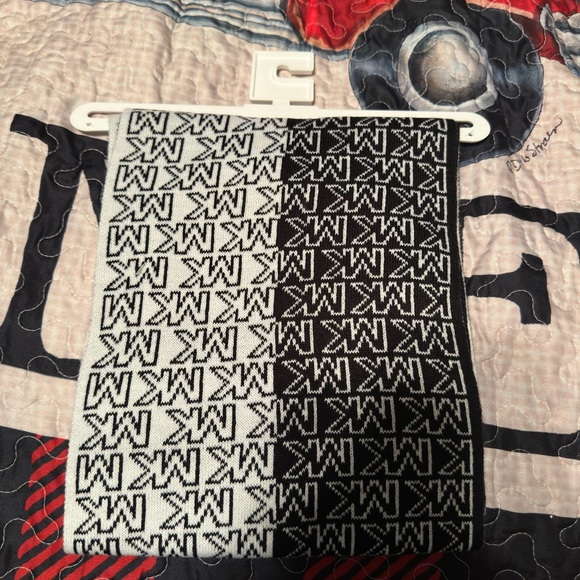 Michael kors hat and scarf set ! - Picture 3 of 3